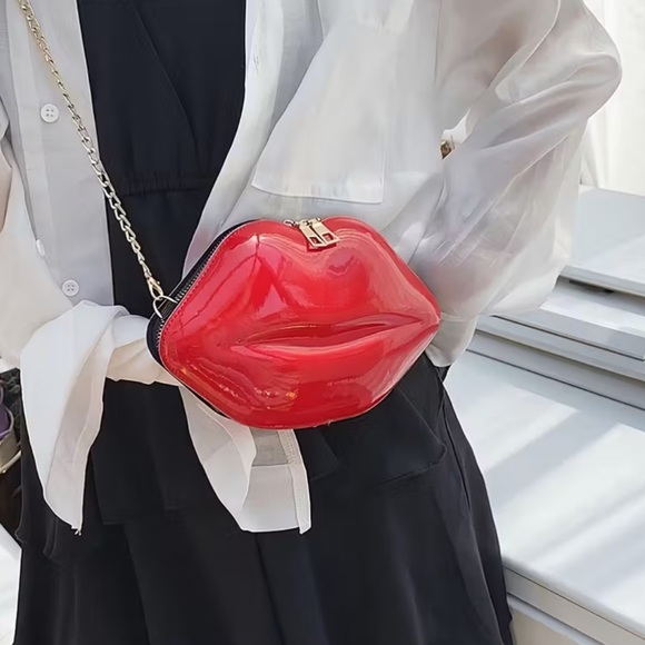Red Lip-Shaped Crossbody Bag with Gold Chain Strap & Zip Closure NWT - Picture 2 of 6